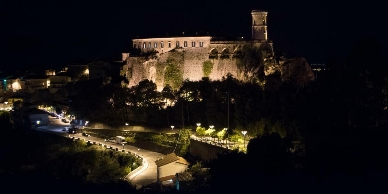 Castello Di Caccuri Suites ภายนอก รูปภาพ