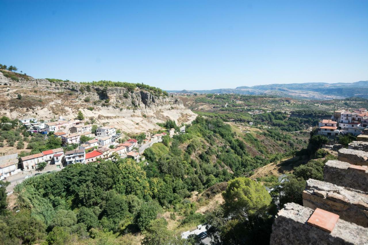 Castello Di Caccuri Suites ภายนอก รูปภาพ