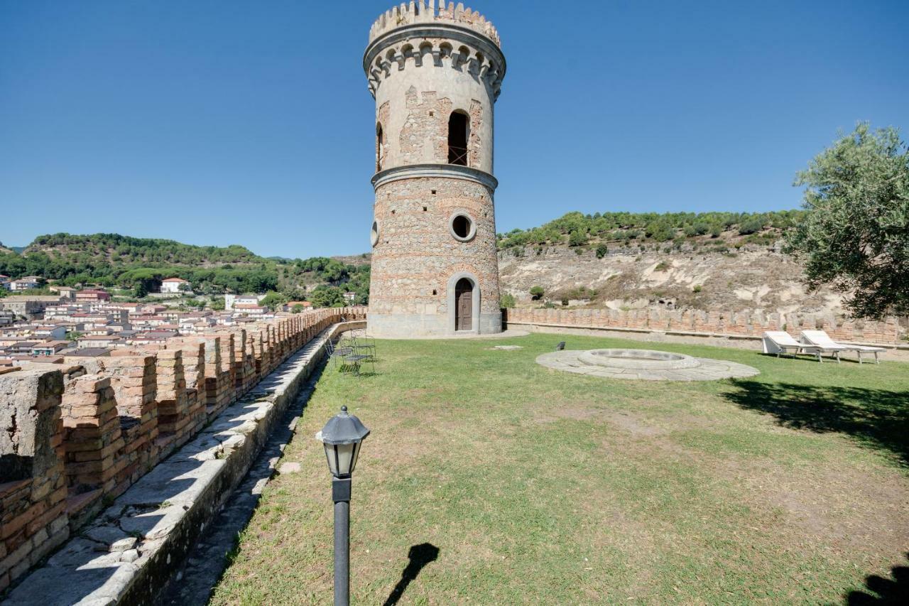 Castello Di Caccuri Suites ภายนอก รูปภาพ
