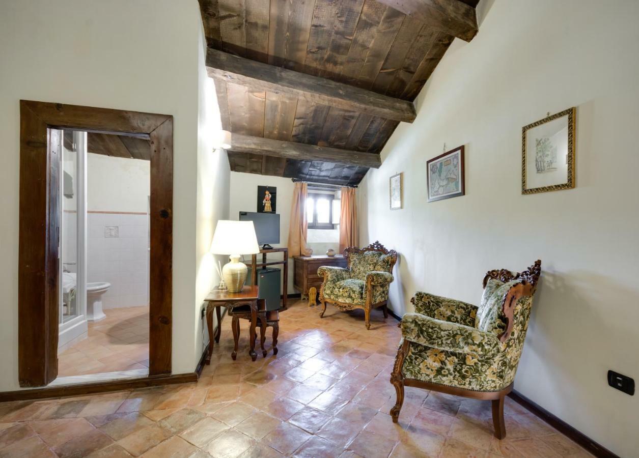 Castello Di Caccuri Suites ภายนอก รูปภาพ