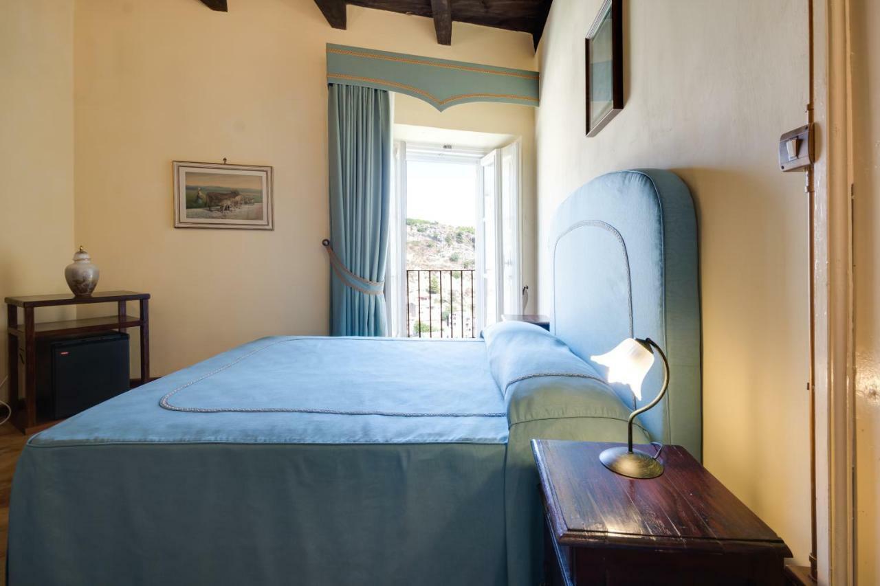Castello Di Caccuri Suites ภายนอก รูปภาพ