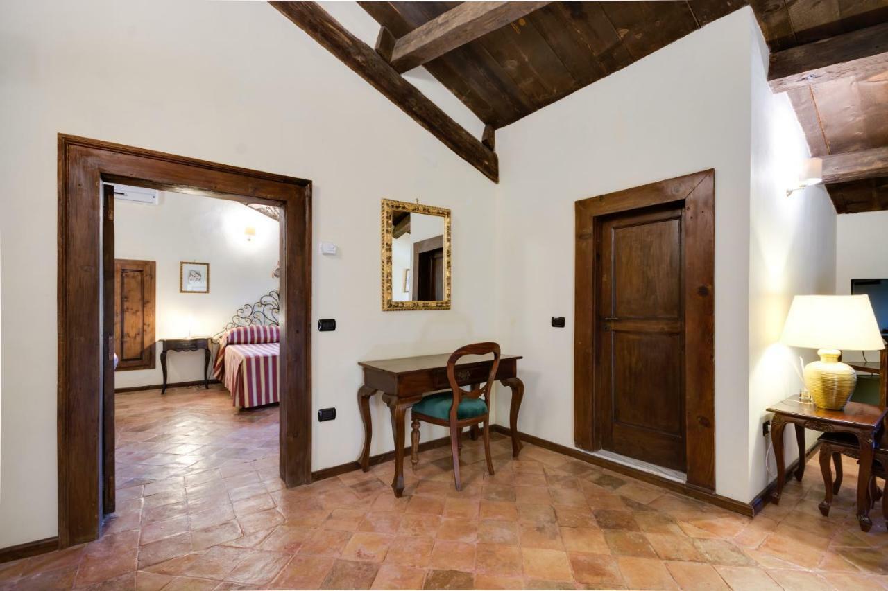 Castello Di Caccuri Suites ภายนอก รูปภาพ